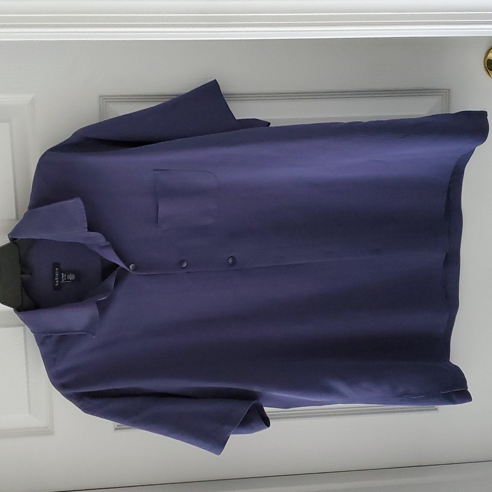 Van Heusen men's short sleeve button down dress shirt. XL  17 - 17-1/2. Blue